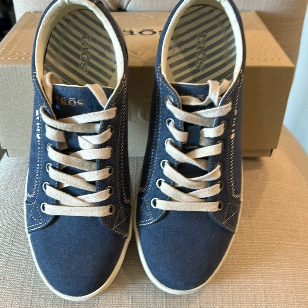 Taos “Star”⭐️ Blue wash Canvas sneakers. Size 8.5M in good condition!